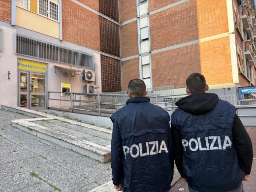 61enne pluripregiudicato romano arrestato dalla Polizia di Stato mentre si trovava travestito da prete in un ufficio postale della capitale per ottenere un prestito.