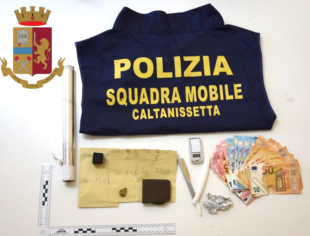 Caltanissetta, arrestato pusher trentacinquenne dalla Polizia di Stato: in casa aveva tutto l’occorrente per confezionare dosi da immettere nel mercato illegale degli stupefacenti.