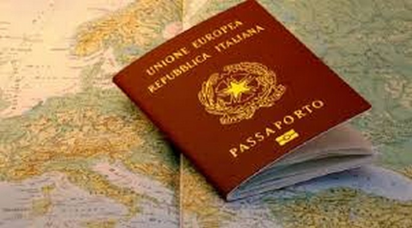 passaporto italiano con cartina