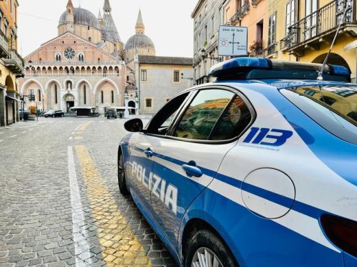 LA POLIZIA DI STATO BLOCCA DUE “BABY RAPINATORI SERIALI”, UN 18ENNE TUNISINO ED UN 17ENNE EGIZIANO, IRREGOLARI. ACCERTATE NUMEROSE RAPINE IN CENTRO CITTA’ AI DANNI DI DONNE ANZIANE, RAGAZZE E MINORI, UTILIZZANDO ANCHE SPRAY AL PEPERONCINO