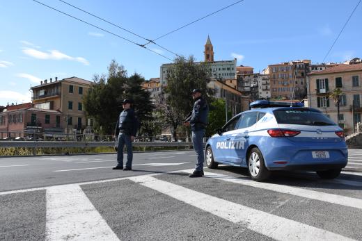Intervento della Polizia di Stato a Ventimiglia. Uno straniero in stato di alterazione colpisce un ex poliziotto intervenuto per calmarlo. Indagato per lesioni