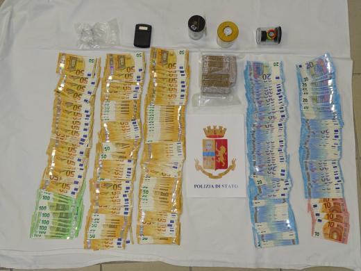 La Polizia di Stato arresta due cittadini e sequestra 1,5 kg di droga e 15mila euro