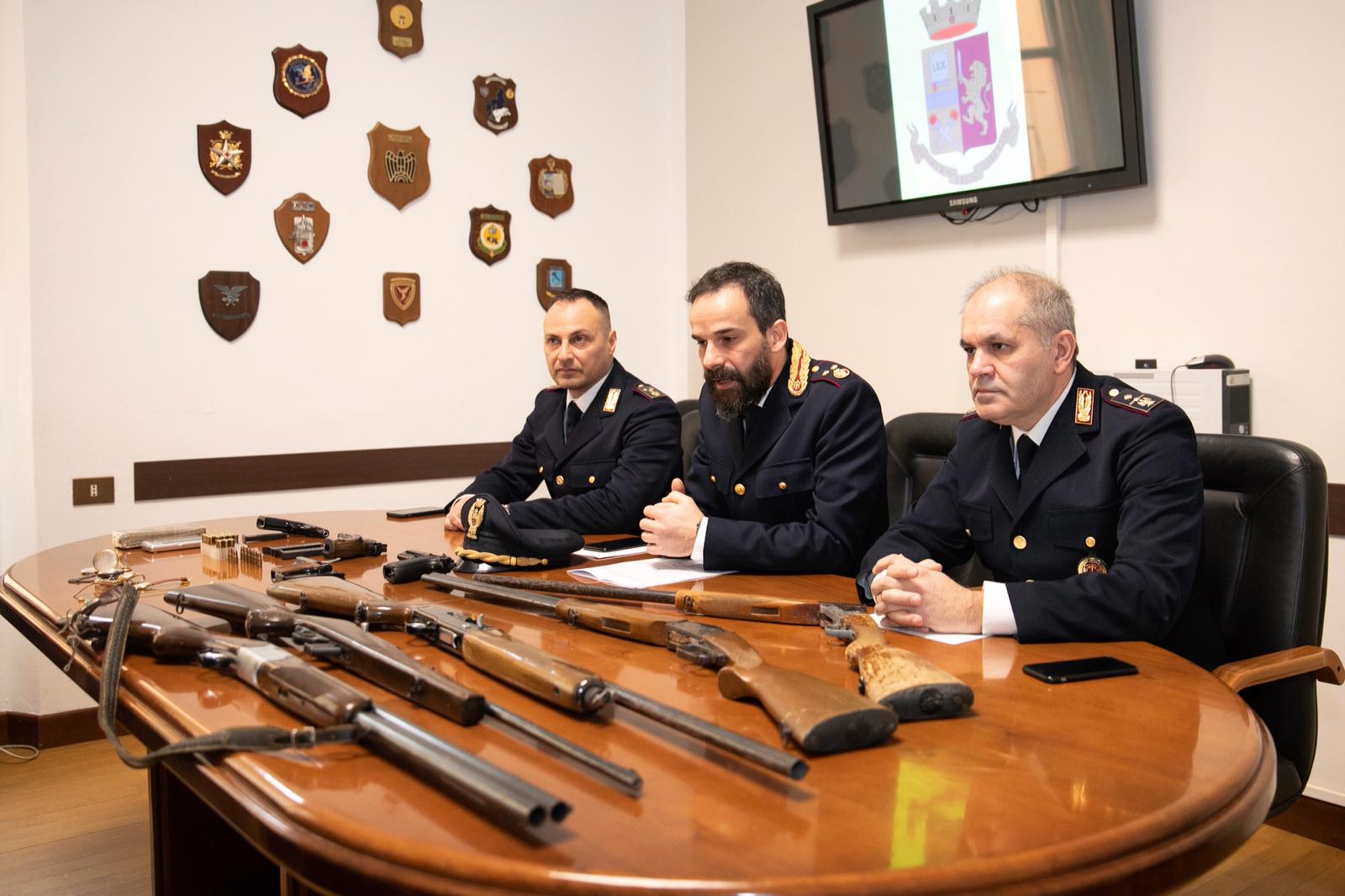 Trovato con armi e droga: la polizia di stato arresta un cittadino albanese incensurato