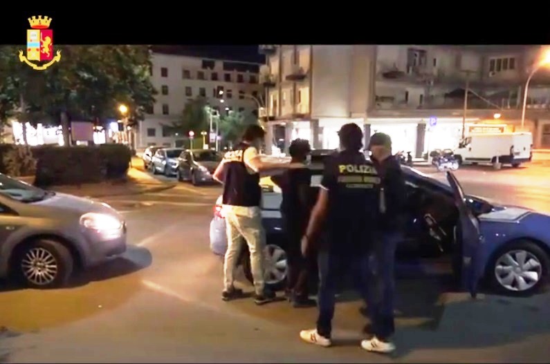 Caltanissetta, la Polizia di Stato arresta trentottenne: sequestrati oltre 900 grammi di hashish nascosti all’interno di una valigia.