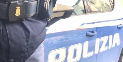 Spaccia in sedia a rotelle, ma viene intercettato dalla Polizia di Stato con 20 dosi di cocaina: arrestato trentanovenne albanese.