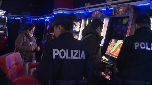 La Polizia di Stato controlla tre esercizi pubblici e scova tre minori dediti a giocare alle slot machine.