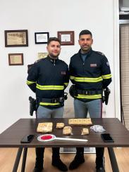 Un uomo arrestato dalla Polizia di Stato in A1: trasportava cocaina e hashish al posto dell’airbag.