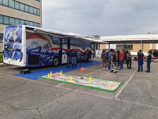 Il PULLMAN AZZURRO DELLA POLIZIA DI STATO PRESENTE ALLA EU SAFETY WEEK PRESSO L’AZIENDA AbbVie di CAMPOVERDE