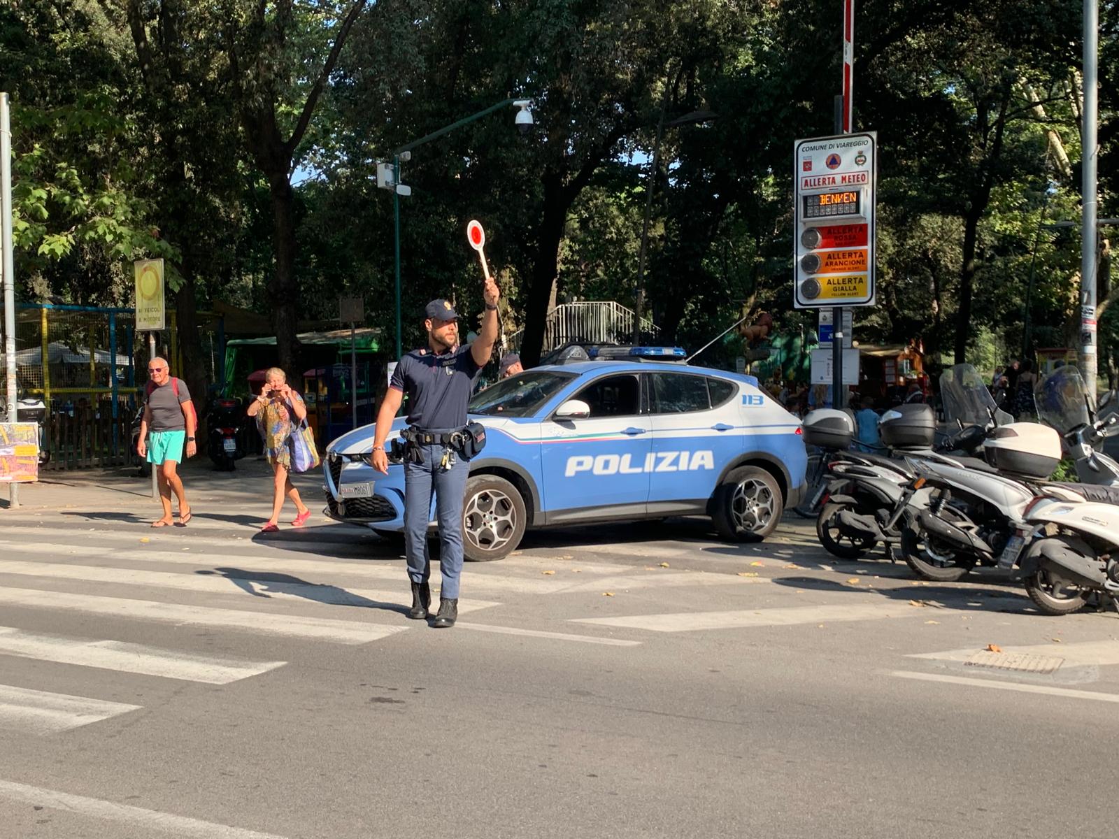 La Polizia di Stato di Viareggio ha arrestato due cittadini rumeni di 48 e 53 anni per il reato di violenza, minaccia e resistenza a P.U.