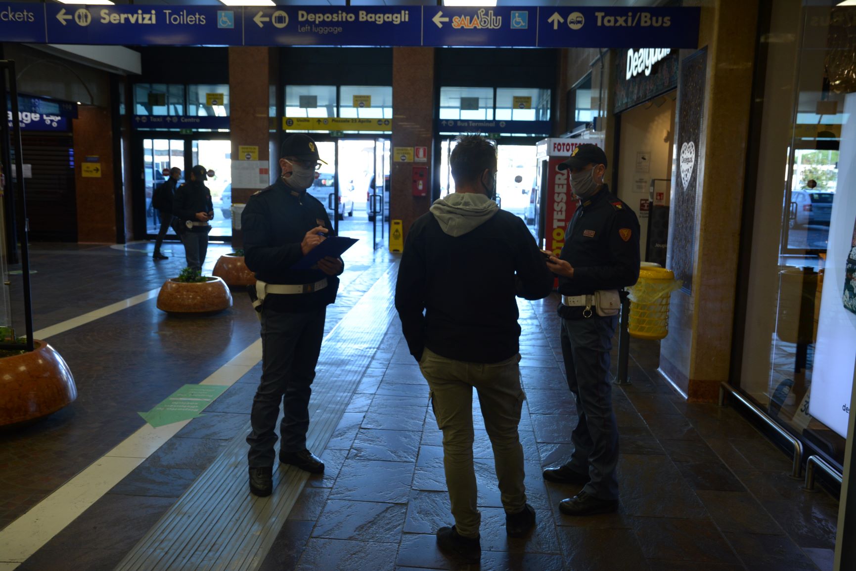 Rientra clandestinamente in Italia: arrestato nella stazione ferroviaria di Verona Porta Nuova dalla Polizia di Stato