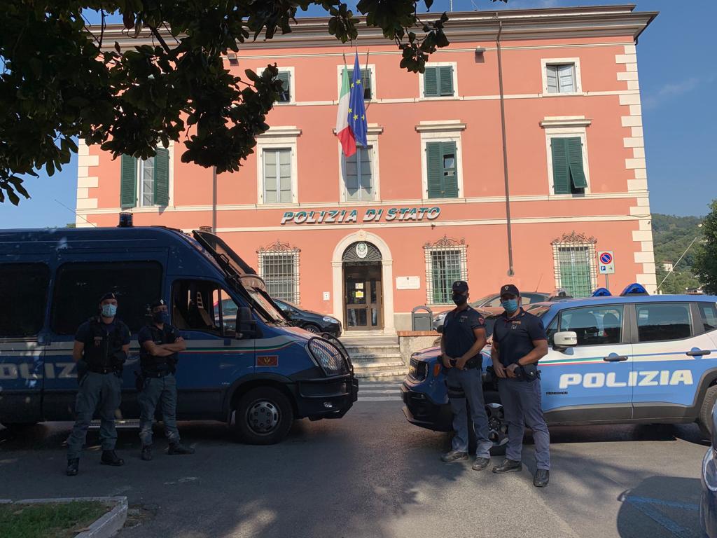 Carrara – operazione “movida”: sedici misure cautelari per l’aggressione alle volanti della Polizia di Stato nella serata del 23 agosto.