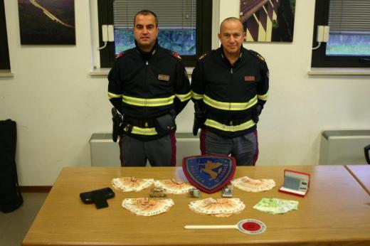 Polizia Stradale di Massa Carrara. In A/15 con la droga e 15.000 euro: arrestato dalla Polstrada.