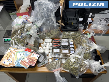 POLIZIA DI STATO: un arresto e più di 3 kg tra Hashish e marijuana sequestrati  dalla Squadra Mobile