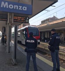 La Polizia di Stato arresta 24enne cittadino egiziano richiedente asilo per resistenza a pubblico ufficiale: in stato di alterazione si posiziona sui binari della stazione di Monza bloccando la circolazione ferroviaria.