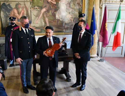 Questura di Cremona: donazione di un violino per il 170° anniversario della Polizia di Stato (galleria fotografica).