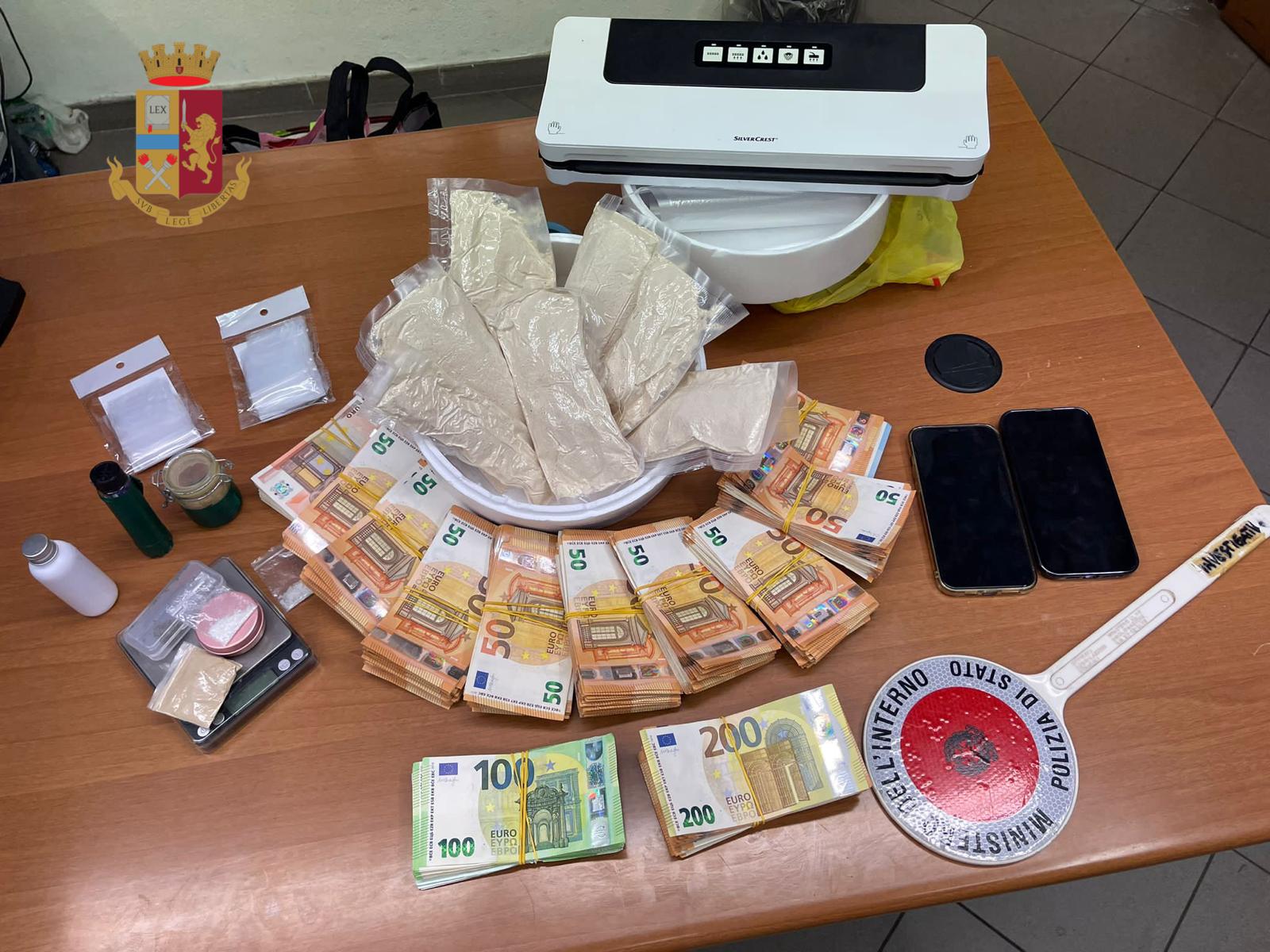 Milano: droga e 52.000 euro in un centro massaggi, arrestato dalla Polizia di Stato