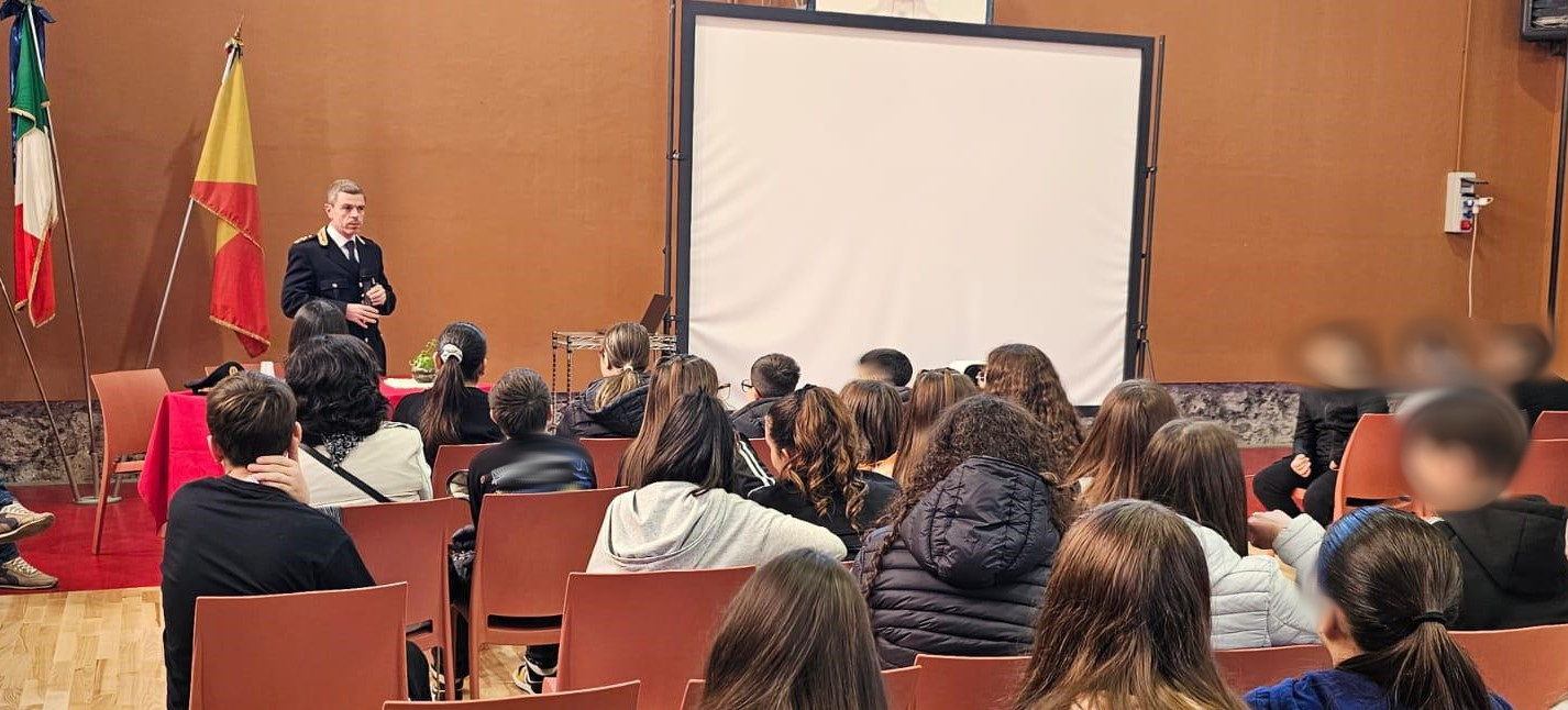 A LEZIONE DI LEGALITA’, LA POLIZIA DI STATO INCONTRA GLI STUDENTI DELL’IC “CANONICO BASCETTA” DI ADRANO