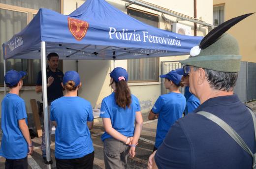Gli allievi del Campo Scuola Associazione Nazionale Alpini Sezione di Asti hanno incontrato la Polizia di Stato