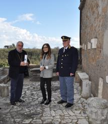 Civita Castellana: consegnato  al Vescovo dalla Polizia di Stato l’olio del giardino di Capaci