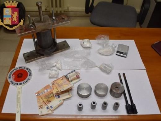 La Squadra Mobile della Questura di Teramo arresta due coniugi a Castiglione Messer Raimondo (TE) per detenzione a fini di spaccio di circa 150 grammi di cocaina.
