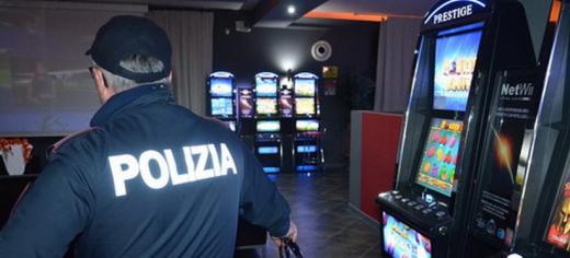 CARRARA – Ruba un portafoglio alla sala giochi con dentro 2000 euro: denunciato il ladro dalla Polizia di Stato