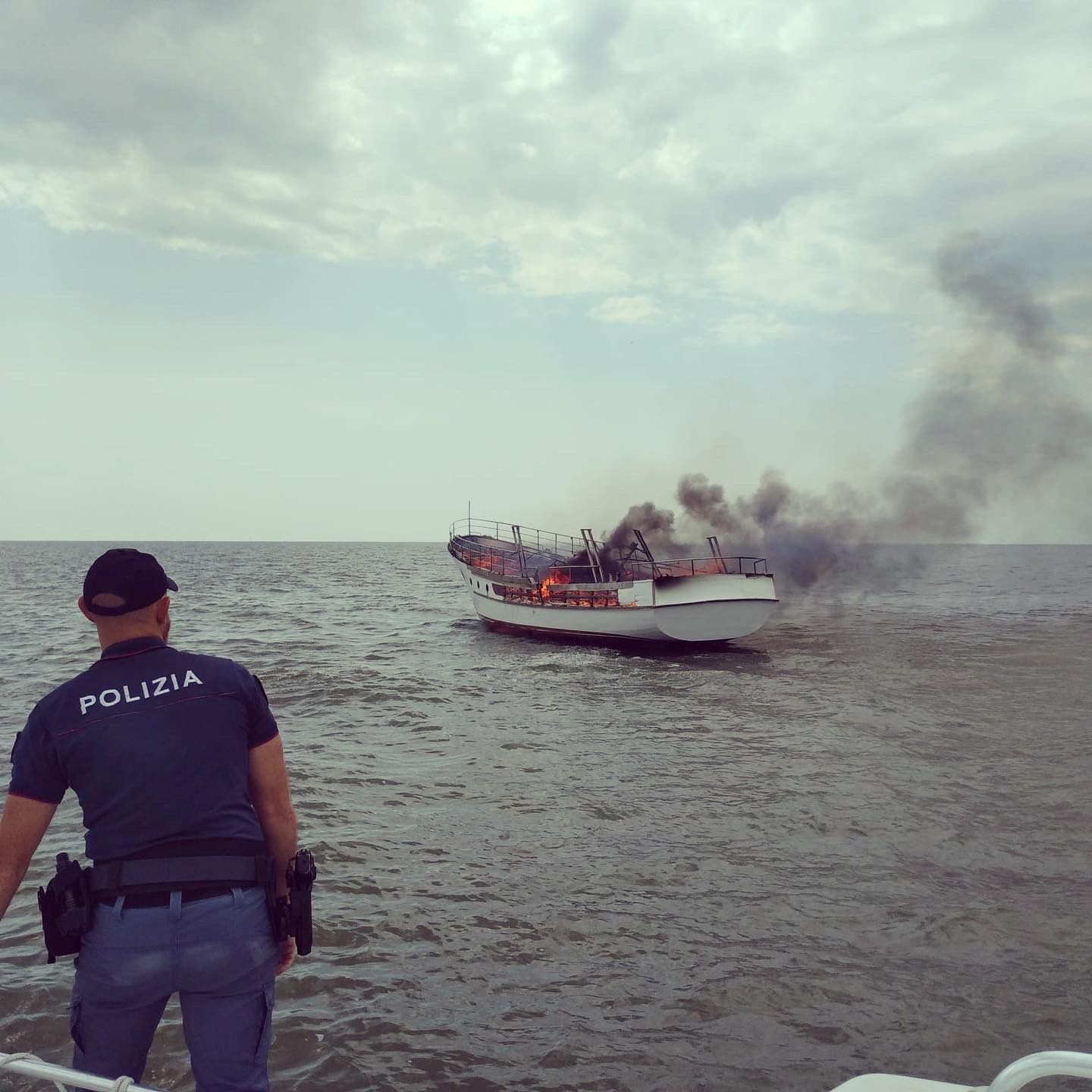 Imbarcazione in fiamme a largo delle coste di Porto Tolle: la Polizia di Stato salva due naviganti