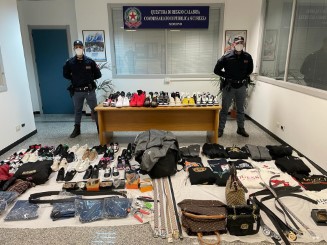 Gli Agenti del Commissariato di P.S. di Siderno sequestrano un ingente quantitativo di merce contraffatta