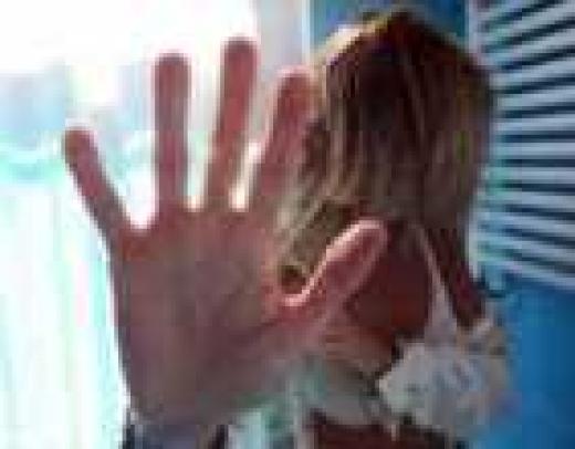 Sessantenne astigiano indagato per ripetuti abusi sessuali ai danni della propria figlia minorenne.