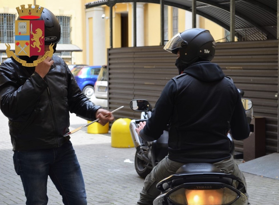 Milano: rapina due negozi in dieci minuti, la Polizia di Stato arresta 26enne
