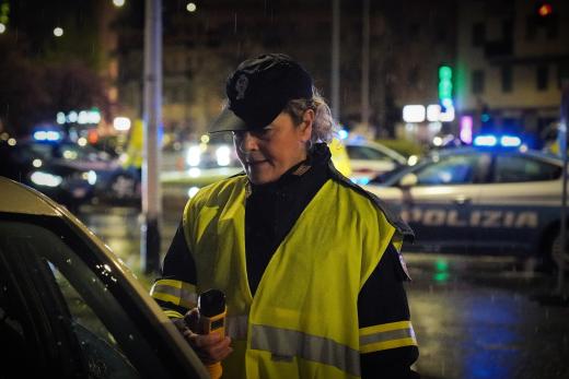 Polizia di Stato e Polizia Municipale di Firenze insieme per prevenire le “stragi del sabato sera”. Controllati in una notte quasi 400 automobilisti e motociclisti: il 4% è risultato positivo ad alcol o droga
