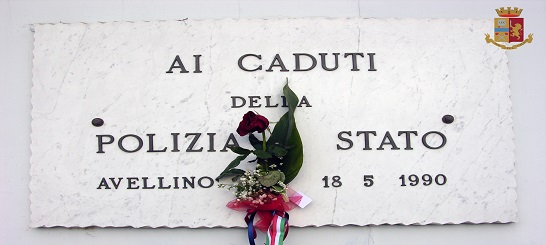 Lascia un fiore per testimoniare il suo affetto ai poliziotti uccisi a Trieste