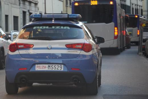 Polizia di Stato. Interrompono la corsa di due autobus durante il servizio: denunciati.