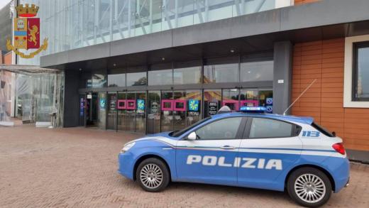 Fermato per controlli presso il centro commerciale "In Petali" ferisce un agente della Polizia di Stato: arrestato