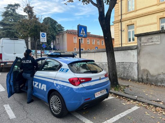 Scippa il telefono di un ragazzo uscito da scuola e viene trovato in possesso di 350 grammi di hashish: un ventitreenne arrestato dalla Polizia di Stato