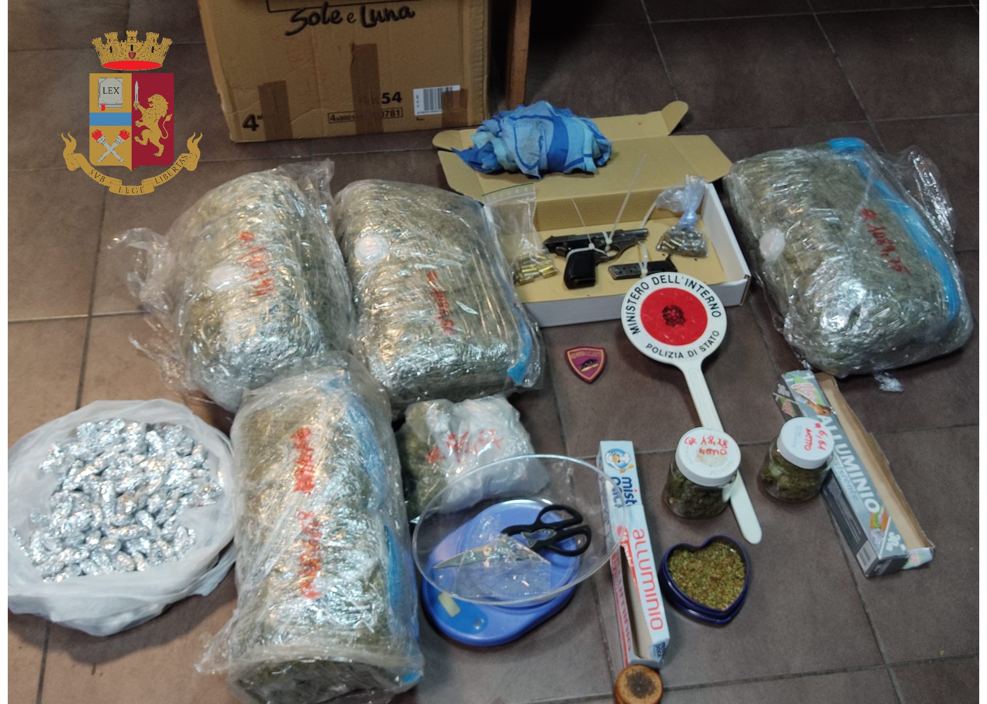 La Polizia di Stato arresta pusher e sequestra un ingente quantitativo di marijuana.