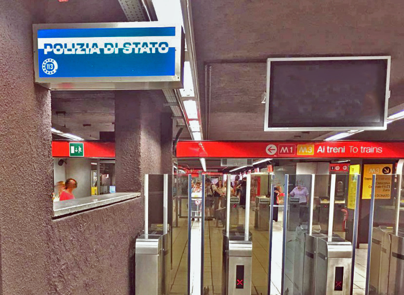 Milano, borseggi in metropolitana: 5 arresti della Polizia di Stato