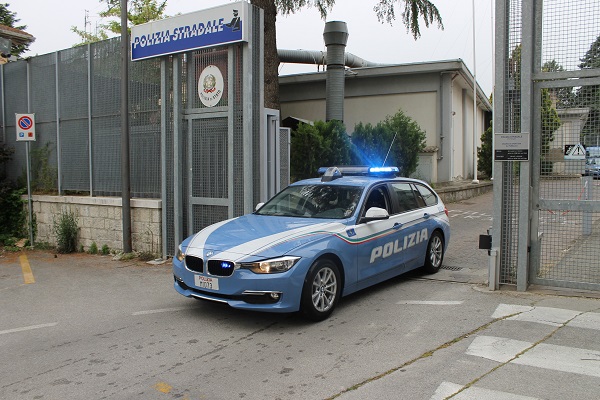 Riciclaggio di autovetture rubate Operazione della Polizia