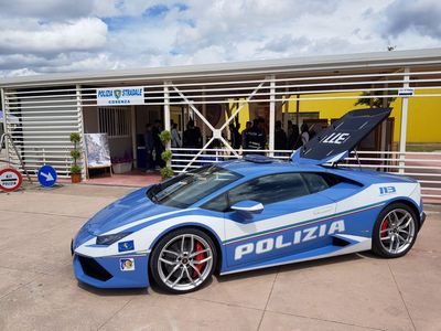A Cosenza Pullman Azzurro e Lamborghini Huracán della Polizia di Stato.