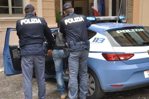 Civitanova Marche: Arrestato 59enne per resistenza e lesioni a P.U. - All'interno della sua abitazione rinvenuta cocaina.