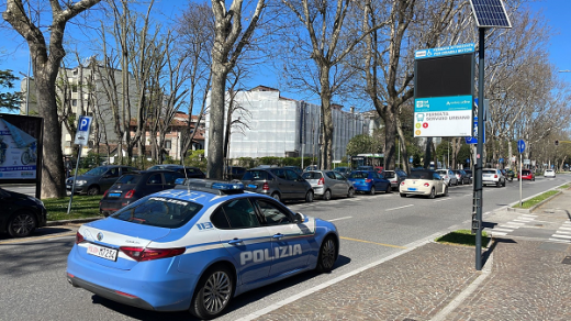 La Polizia di Stato di Udine blocca e arresta due soggetti per la rapina di un monopattino ai danni di una giovane in viale Trieste.