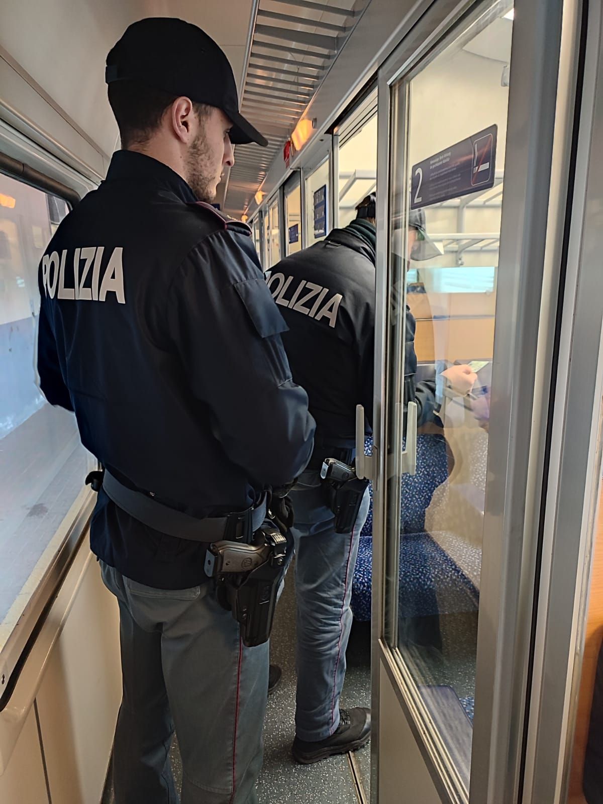 Arrestato per il furto di uno zaino in piazzale stazione a Verona Porta Nuova,  reagisce nei confronti degli agenti intervenuti