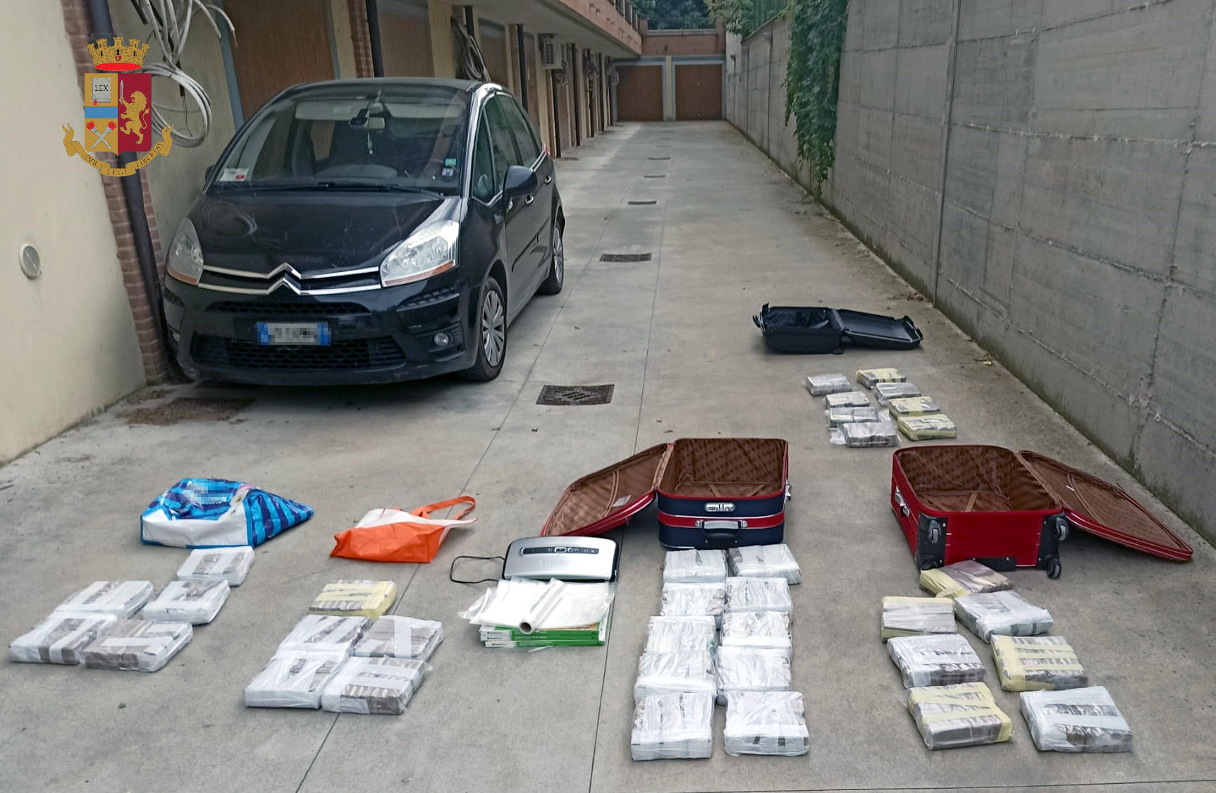 Milano, traffico internazionale di droga e riciclaggio con opere d’arte: la Polizia di stato arresta 31 persone