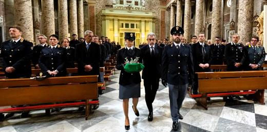 In occasione del “precetto pasquale” al Duomo di Caserta il Questore consegna l’olio di Capaci.