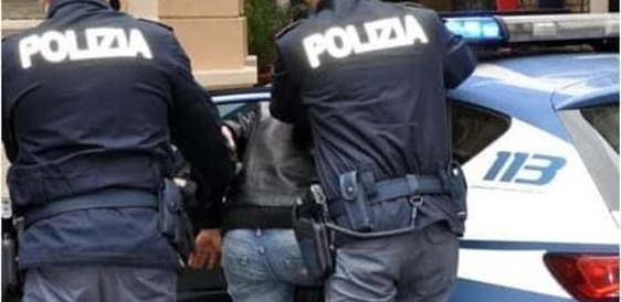 Via Firenze, rubano in un bar in orario notturno: arrestati dalle Volanti