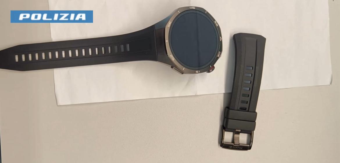 Como, fanno razzia di smartphone e smartwatch per oltre 3000 euro in un negozio di elettronica: un georgiano arrestato dalla Polizia di Stato ed uno denunciato