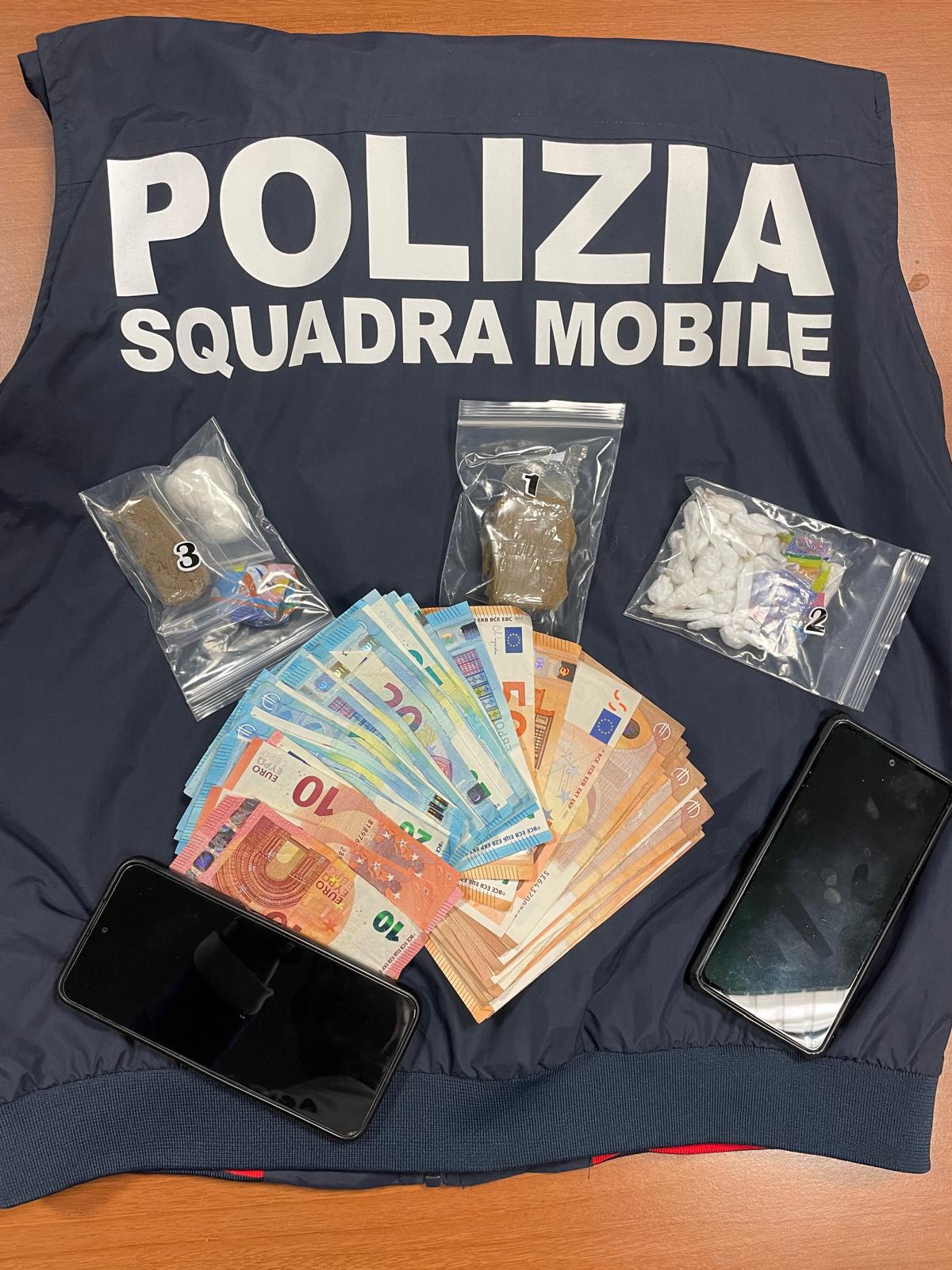 LA POLIZIA DI STATO PROCEDE ALL’ARRESTO DI DUE SOGGETTI NELLA FLAGRANZA DEL REATO DI DETENZIONE AI FINI DI SPACCIO DI SOSTANZA STUPEFACENTE