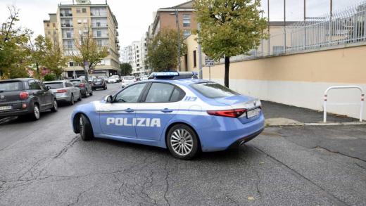 Forzano l’armadietto di un infermiere di un ospedale e gli rubano l’autovettura. Scoperti e denunciati dalla Squadra Mobile di Latina.