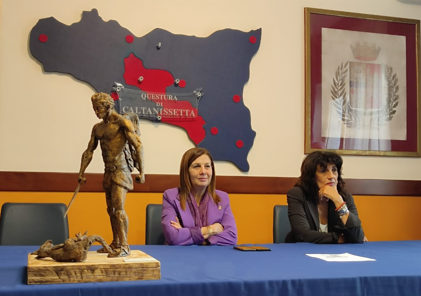 Caltanissetta, gli studenti del Liceo Regionale Assunto donano una scultura di San Michele Arcangelo alla Polizia di Stato.