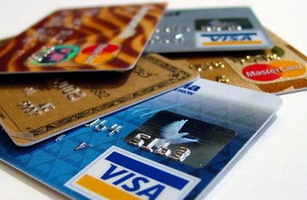 Ventimiglia. La Polizia di Stato recupera due carte di credito rubate solo poche ore prima. Tre giovani maghrebini sono indagati per ricettazione e indebito utilizzo delle tessere bancarie.