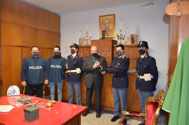 Salerno: furto alla chiesa del Carmine: la Polizia di Stato individua l’autore e restituisce gli oggetti sacri